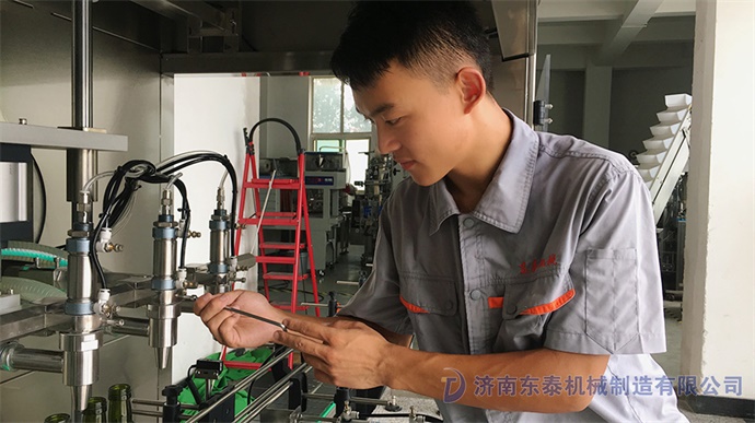 全自動酥油灌裝機安裝.jpg 全自動酥油灌裝機安裝.jpg